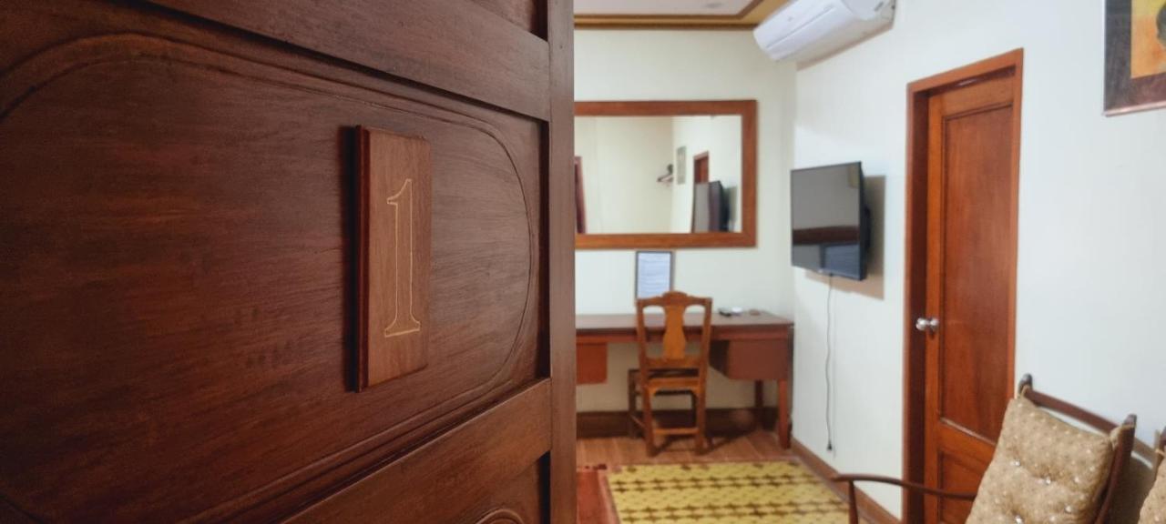Готель Casa Familya Batac Екстер'єр фото